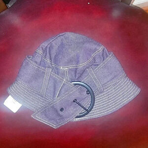 Lola hat